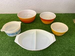 lot 384 image: Pyrex Bowls