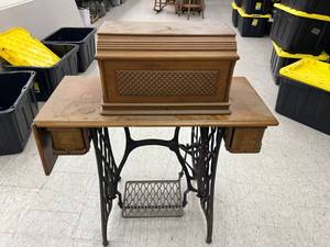 lot 386 image: Singer Sewing Machine & Contents