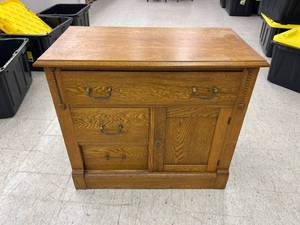 lot 387 image: Antique Dry Sink