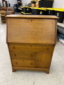 lot 389 image: Antique Desk