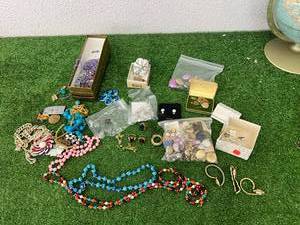 lot 400 image: Jewelry& Watches