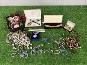 lot 412 image: Jewelry