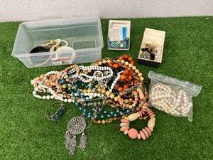 lot 420 image: Jewelry