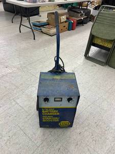 lot 422 image: NAPA 312 Volt Battery Charger