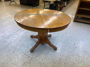 lot 424 image: Round Table & 2 Wood Chairs