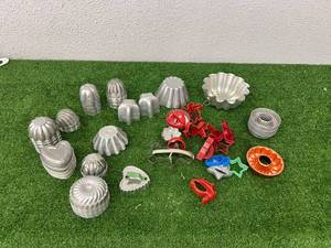 lot 434 image: Molds & Cookie Cutters
