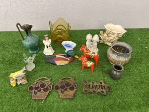 lot 446 image: Mixed Home Decor Lot
