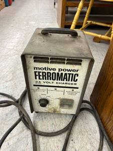 lot 459 image: 24 Volt Charger