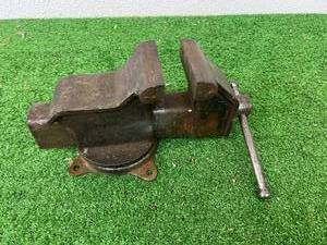 lot 464 image: Bench Vise