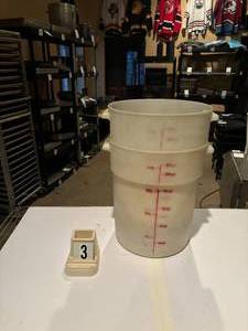 2 -  Cambro  22 Quart RFS22148 Storage Container