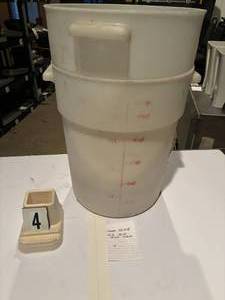 2 -  Cambro  22 Quart RFS22148 Storage Container