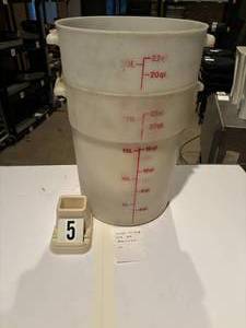 2 -  Cambro  22 Quart RFS22148 Storage Container