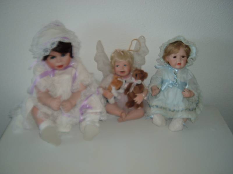 lot 3 image: (A-1) 3 Porcelain Dolls...
