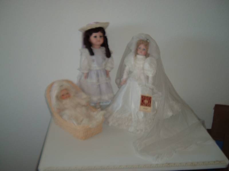lot 4 image: (EW2) 3 Porcelain Dolls Tallest is ...