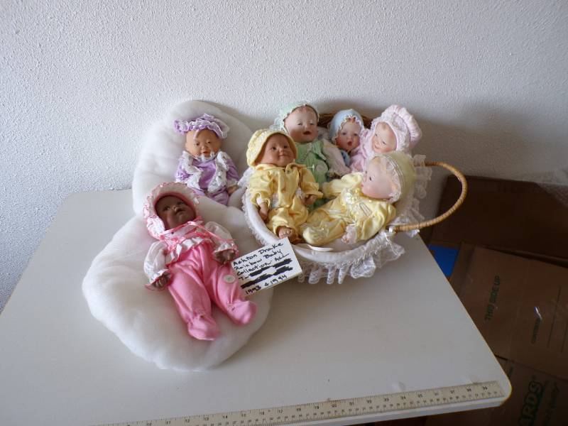lot 23 image: (D-3) 7 Ashton Drake Rainbow Baby C...