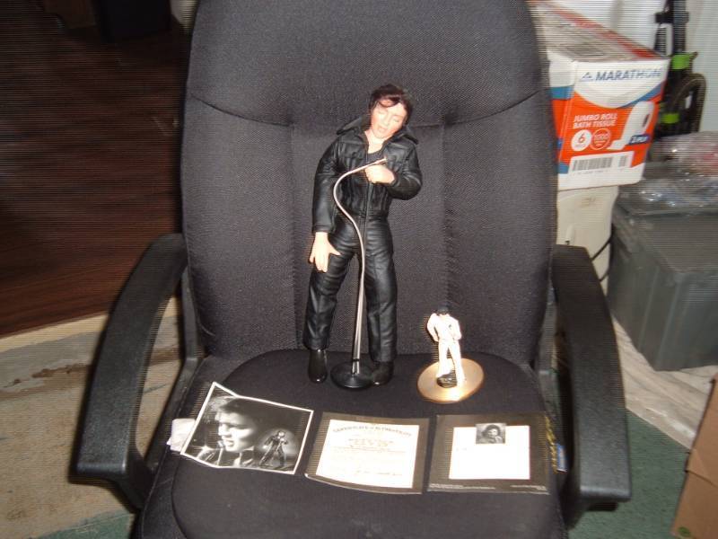lot 25 image: (EW6) Elvis Presley Doll 17 Tall a...