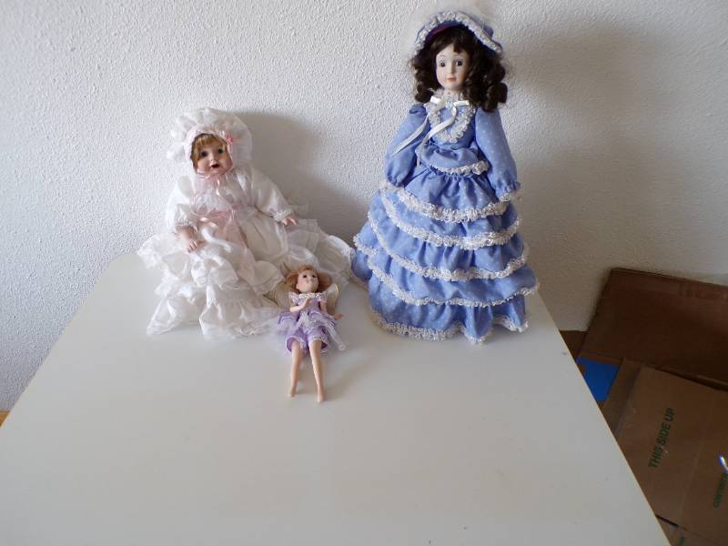 lot 26 image: (EC1) 3 Porcelain Dolls - Tallest i...