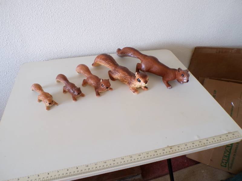 lot 28 image: (F-0) 5 Squirrel Figures - 16 12 ...