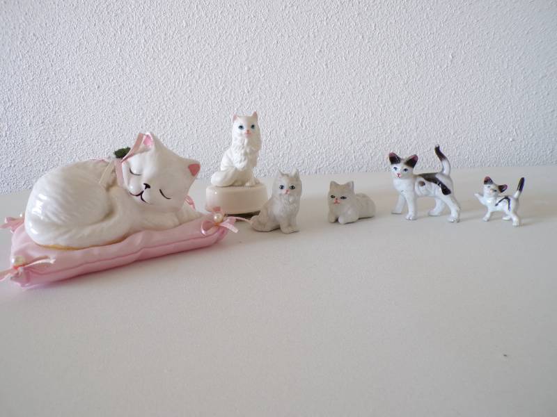 lot 33 image: (BS) 6 Small Cat Figurines...