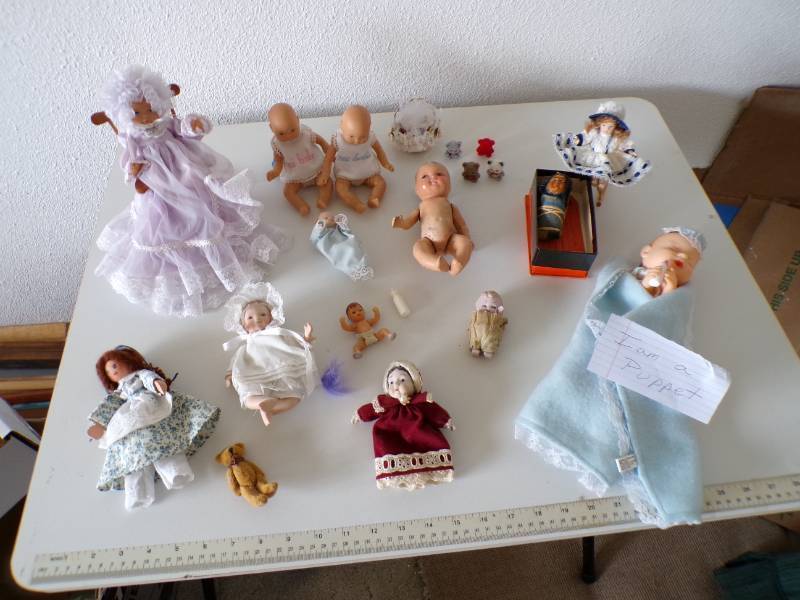lot 37 image: (CS) 18 Dolls Babies and Bears with...
