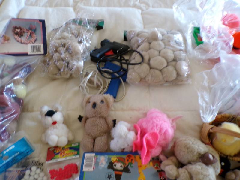lot 57 image: (EW5) Pom Poms Galore - Large Lot o...