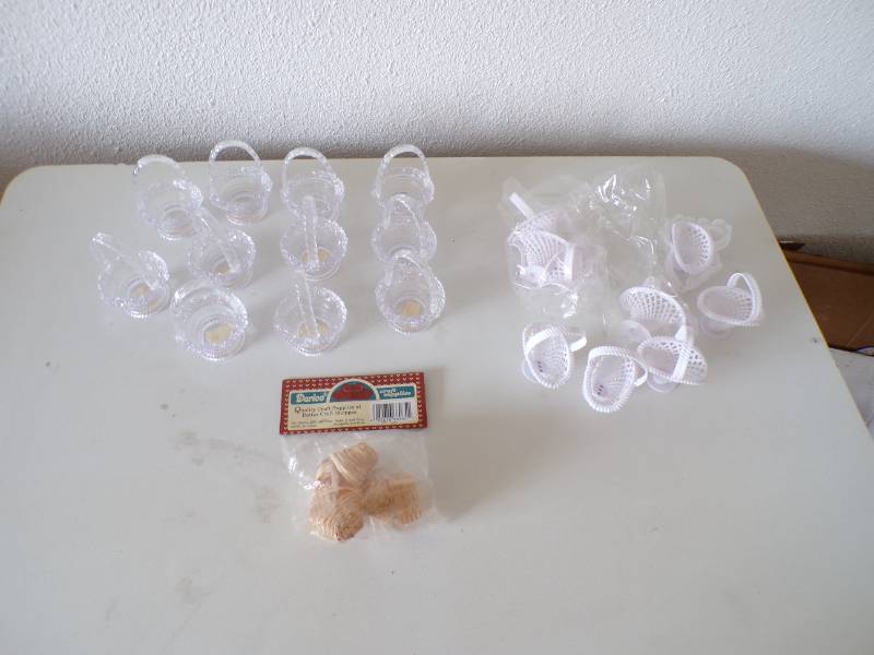 lot 112 image: (BS) Crafting Baskets - Plastic and...