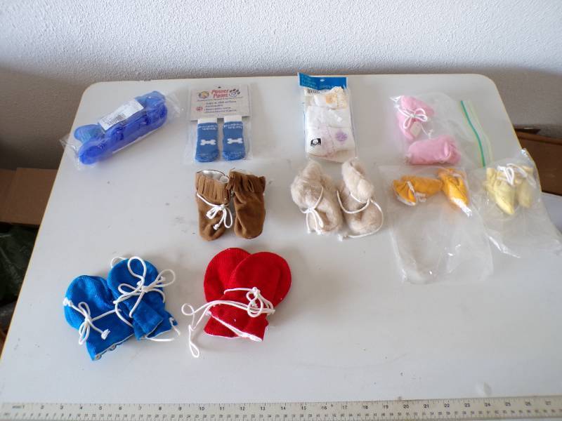 lot 114 image: (BS) Assorted Booties and Mittens -...