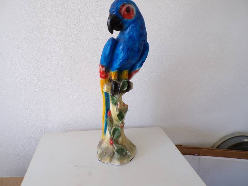 lot 116 image: (CS) Amazon Parrot Yard Decor Statu...
