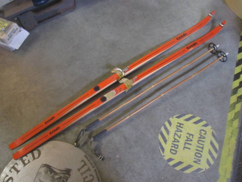 lot 195 image: (EW7) Vintage Trak Wood Snow Skis w...