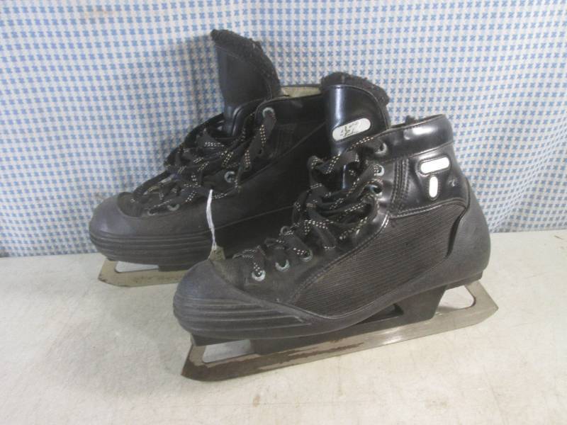 lot 198 image: (BS) Pair of CCM Tacks 452 Ice Skat...
