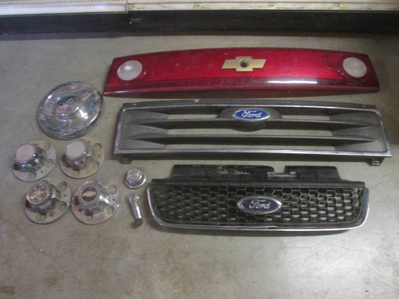 lot 201 image: (BR1) Assorted Car Parts - Ford Gri...