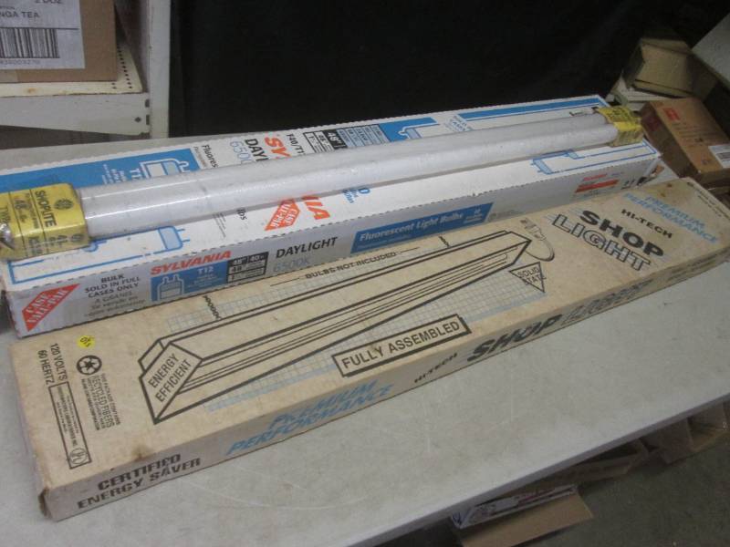 lot 206 image: (BR1) 4 Foot Shop Light Unopened wi...