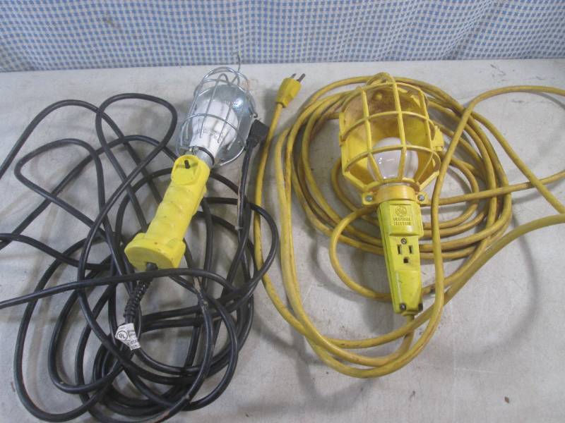 lot 219 image: (A-3T) 2 Work Lights - Both Work...