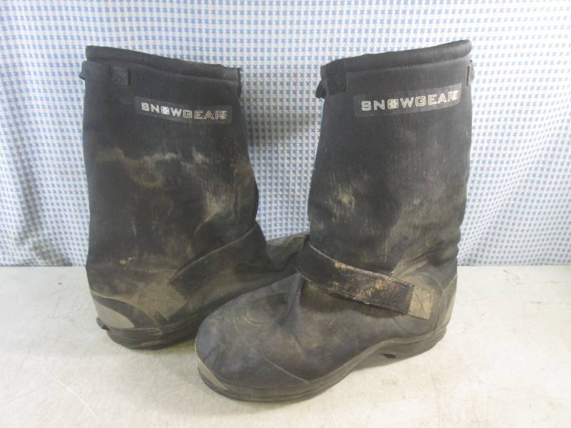 lot 222 image: (A-1T) Chets SnowGear Overshoes Bo...