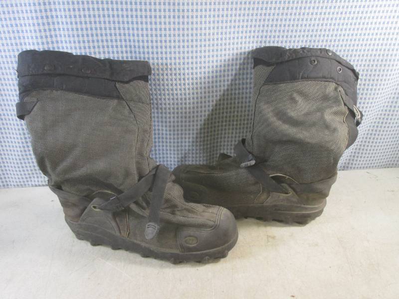 lot 224 image: (A-1T) Neos Navigator 5 Overshoes B...