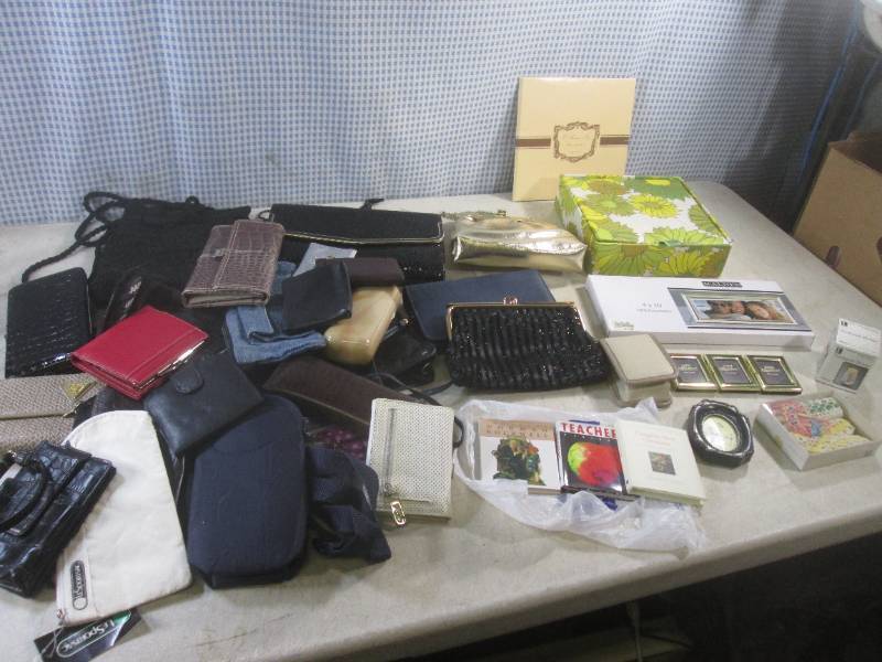 lot 256 image: (CS) Large Assortment of Purses, Ha...