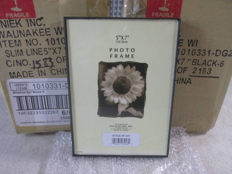 lot 262 image: (FS) 12 New 5 x 7 Photo Frames in...