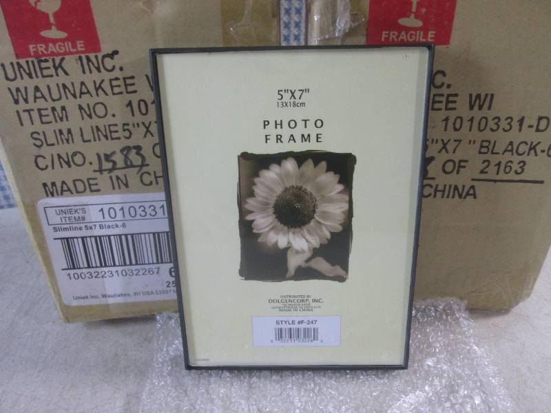 lot 263 image: (FS) 12 New 5 x 7 Photo Frames in...