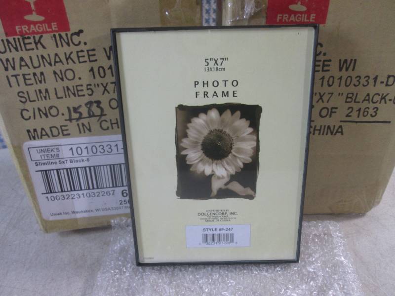 lot 264 image: (FS) 12 New 5 x 7 Photo Frames in...