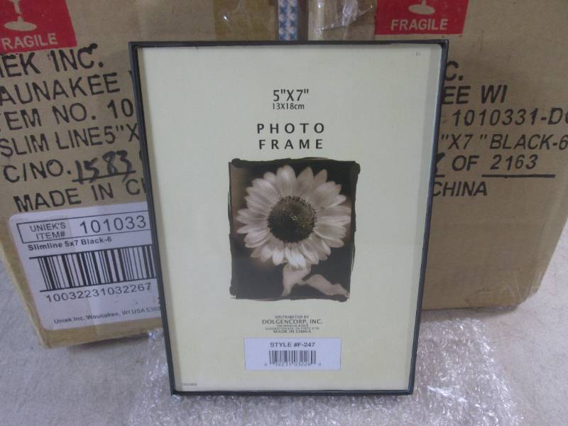 lot 265 image: (FS) 12 New 5 x 7 Photo Frames in...