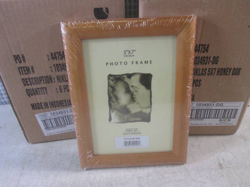 lot 268 image: (FS) 12 New 5 x 7 Honey Oak Photo...