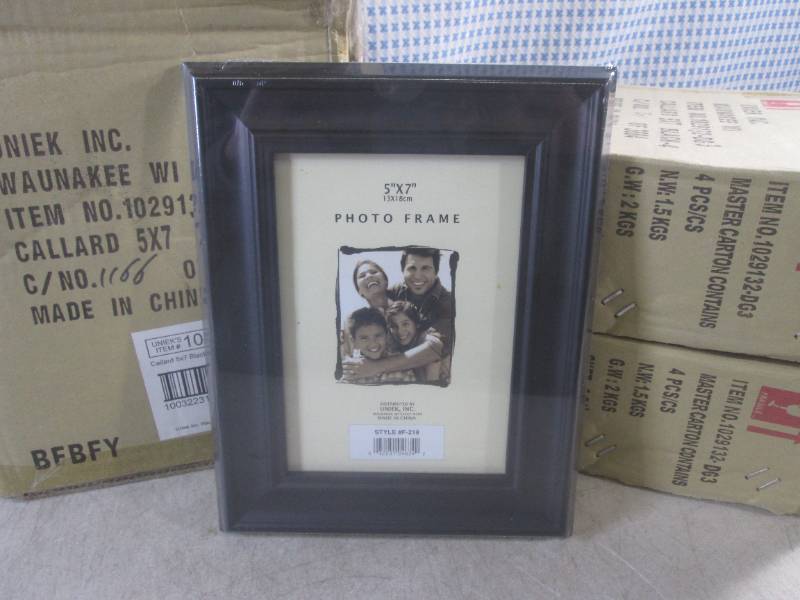 lot 270 image: (A-3) 12 New 5 x 7 Photo Frames i...