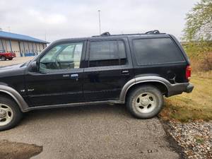 lot 4 image: 2001 Ford Explorer XLT