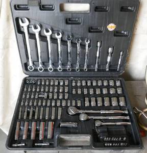 Socket and combination wrench set