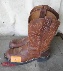 Womens 9-12B Ariat cowboy boots