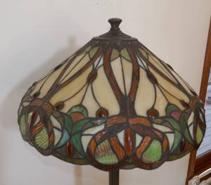 lot 3 image: Very nice tiffany style floor lamp 62 inch tall
