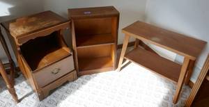 lot 14 image: 3 small tablesbookcases