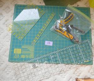 lot 15 image: Cutting mat, rotary scissors, cutting grids