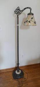 lot 26 image: Vintage floor lamp 58 inches tall
