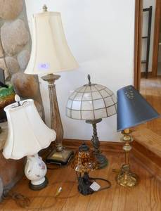 lot 40 image: FIVE table and desk lamps of various size